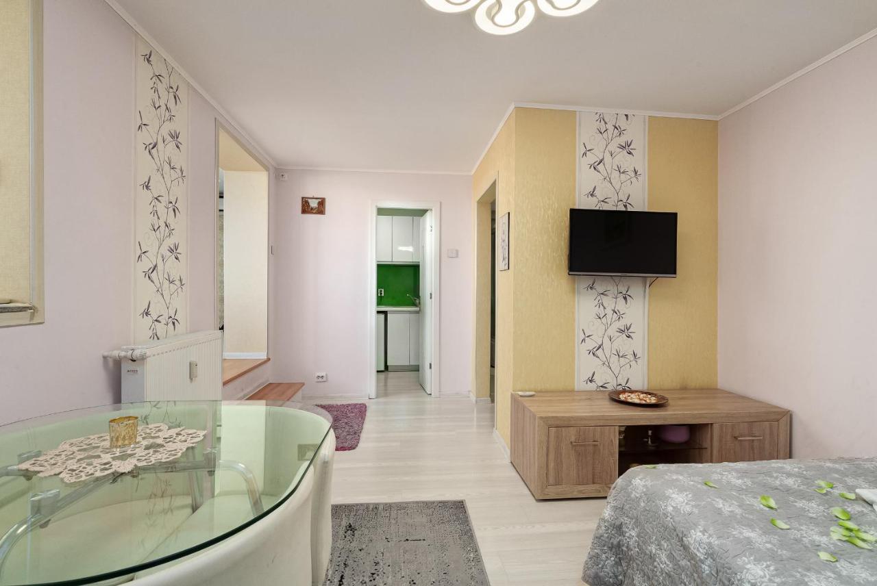 Stone Gate Apartment #1 Бухарест Екстер'єр фото