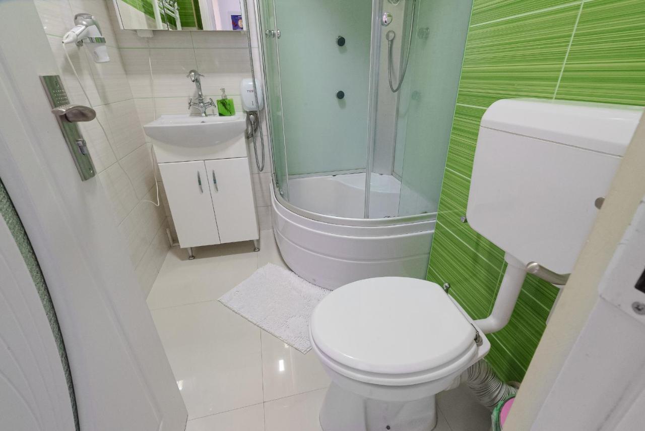 Stone Gate Apartment #1 Бухарест Екстер'єр фото
